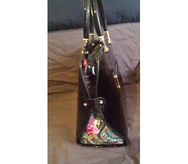 Sac à main noir avec décors colorés sur les côtés