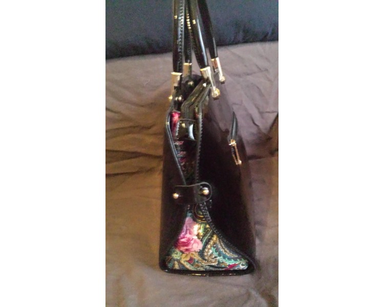 Sac à main noir avec décors colorés sur les côtés