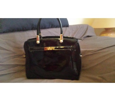 Sac à main noir avec décors colorés sur les côtés