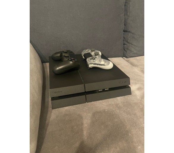 PS4 noire 500 go + 2 manettes de jeu