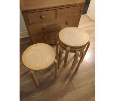 Tabourets bas en bois