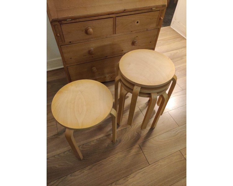 Tabourets bas en bois