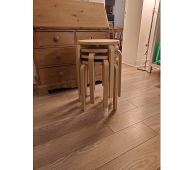 Tabourets bas en bois