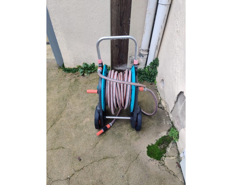 Enrouleur avec tuyau en embout